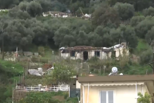 Αποκολλήθηκε βράχος 40 τόνων στο Κατάκολο - Κινδυνεύουν σπίτια [βίντεο]